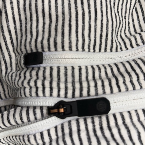 - Lululemon Mens Sweater Medium​​ - Picture 5 of 9